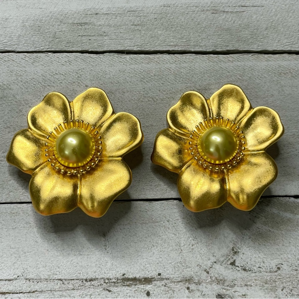 BEN-AMUN Vintage Gold Tone Floral Faux Pearl Clip On Earrings